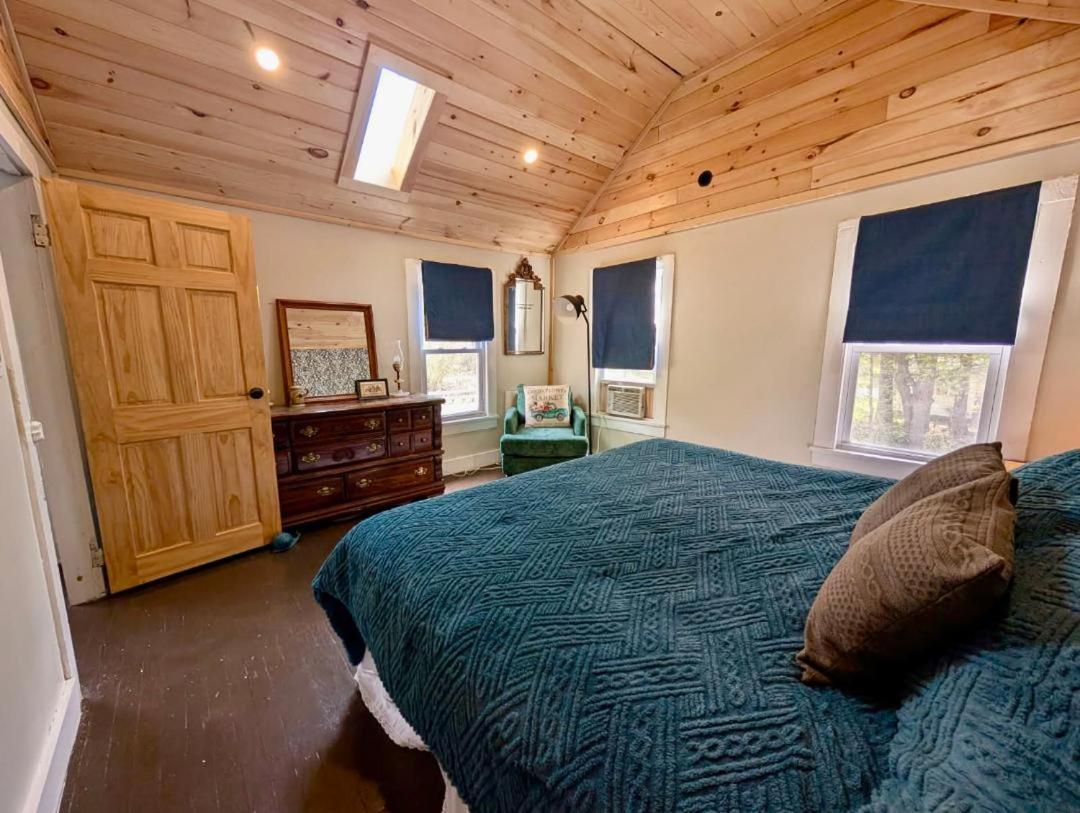 Holiday home Charming 120-year-old By The Creek.