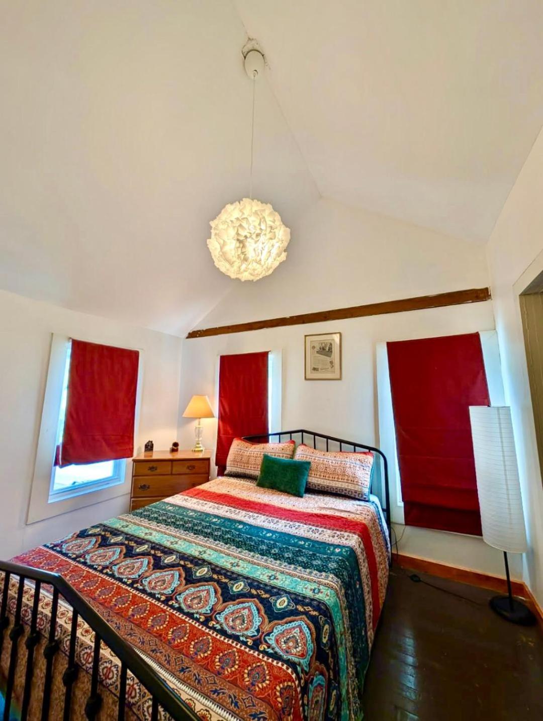 Charming 120-year-old By The Creek. Holiday home *